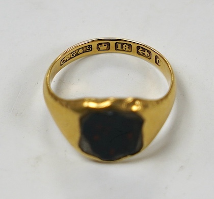 A George V 18ct gold and bloodstone set signet ring, size M, gross weight 4.1 grams. Condition - poor